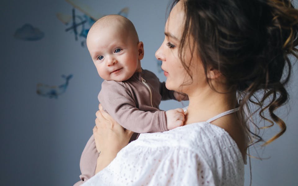 4 Penyebab Cegukan pada Bayi & Cara Mengatasinya yang Tepat