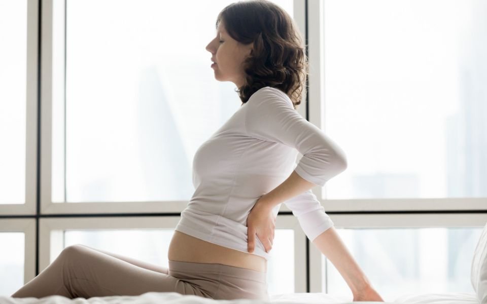 5 Penyebab Sakit Pinggang saat Hamil dan Cara Mengatasinya