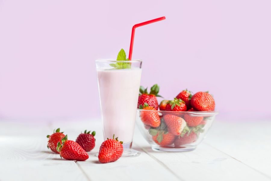 8 Manfaat Susu Strawberry bagi Wanita, Jaga Kesehatan Bumil!