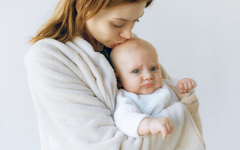 Penyebab Bayi Kuning, Risiko Komplikasi, & Cara Menanganinya