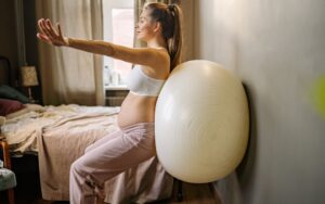 7 Cara Mengatasi Ambeien pada Ibu Hamil, Makan Banyak Serat!