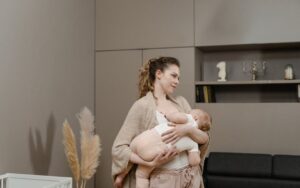 7 Pantangan Makanan untuk Ibu Menyusui yang Perlu Dihindari