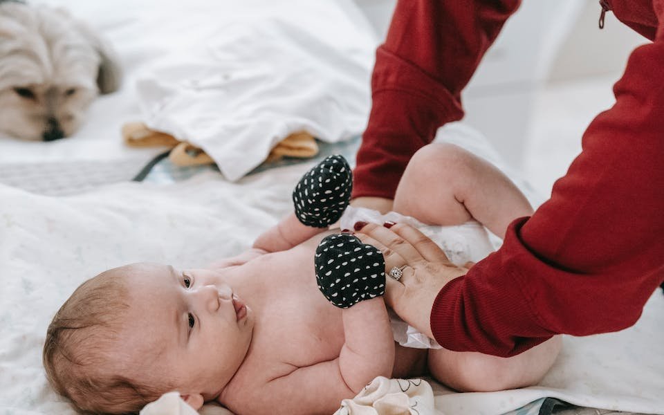 8 Cara Mengatasi Ruam Popok pada Bayi, Rajin Menggantinya!
