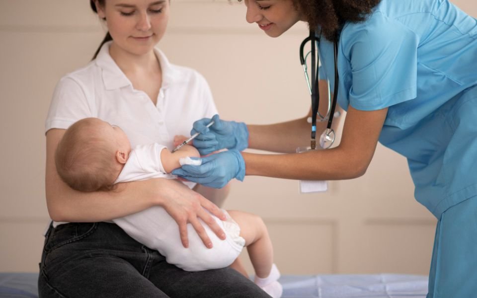 8 Cara Menghilangkan Rasa Sakit Setelah Imunisasi pada Bayi