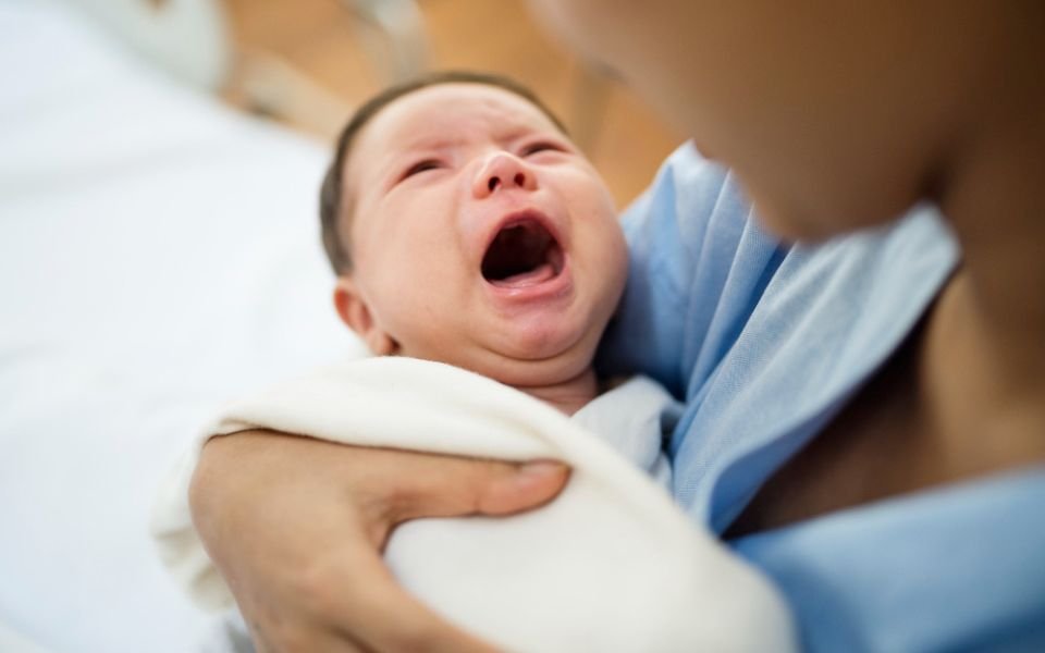 8 Cara Mengobati Diare pada Bayi, Ganti Popok secara Rutin!
