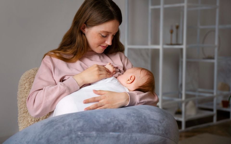 8 Makanan Ibu Menyusui agar BAB Bayi Lancar & Cegah Sembelit