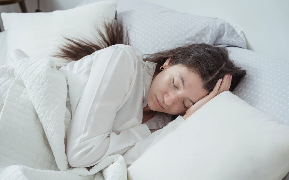 8 Posisi Tidur agar Bayi Tidak Sungsang untuk Bumil Terapkan