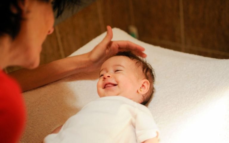 8 Rekomendasi Minyak Rambut Bayi agar Lekas Tumbuh, Simak!