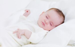 Bayi Tidur Tanpa Bantal Apakah Boleh? Simak Tips Tidurnya!