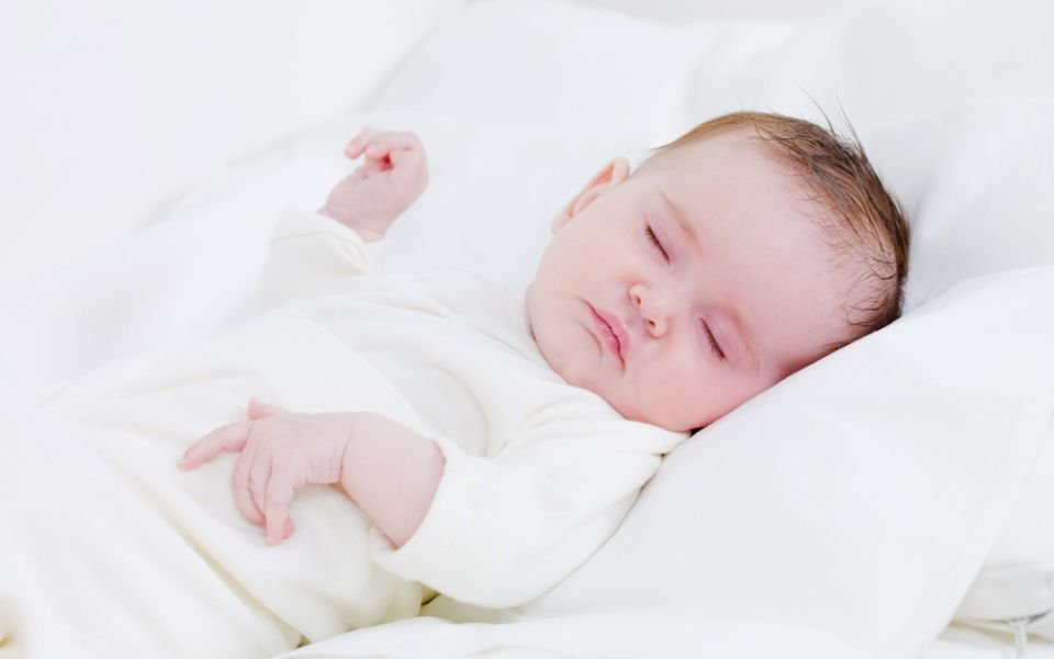Bayi Tidur Tanpa Bantal Apakah Boleh? Simak Tips Tidurnya!
