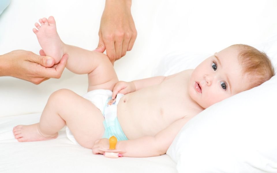 Ini Cara Mengatasi Bengkak pada Paha Bayi Setelah Imunisasi