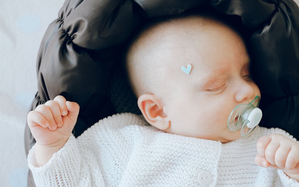 Posisi Tidur Bayi agar Tidak Gumoh dan Tips Pencegahannya