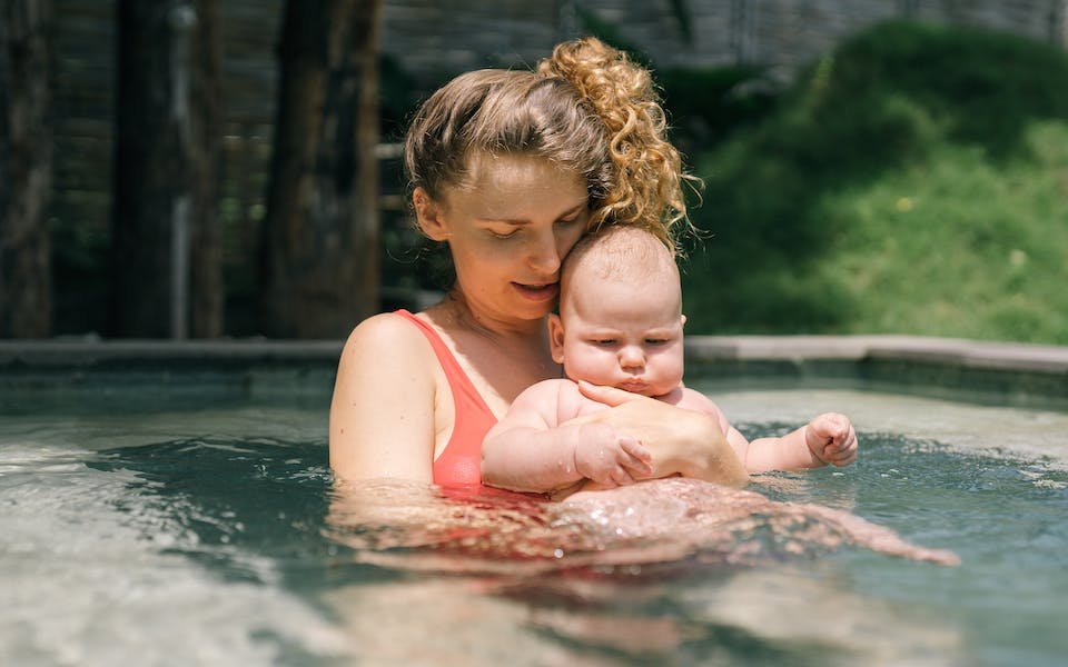 Bayi Berenang Apakah Aman? Ini Cara Melatih dan Manfaatnya