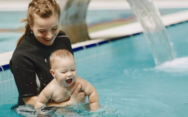 Bolehkah Bayi Berenang di Air Dingin? Ini Tips Pilih Kolamnya