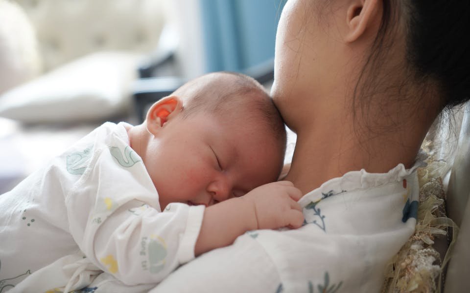 Kenapa Bayi Sering Gumoh? Ini Penyebab dan Cara Mengatasinya