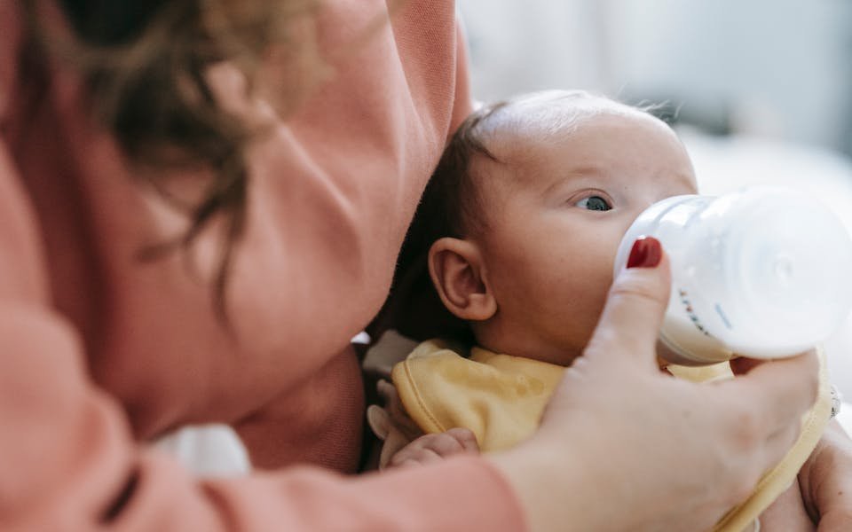 Mengapa Bayi Sering Gumoh? Ini Penyebab & Cara Mencegahnya